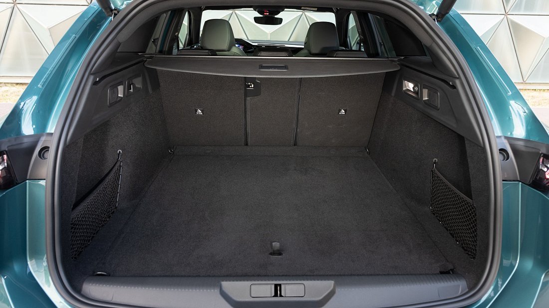 Peugeot e-308 Station Wagon (2023-…) багажник, сиденья подняты, грузовое пространство, объем багажника, вместимость багажника, место для хранения