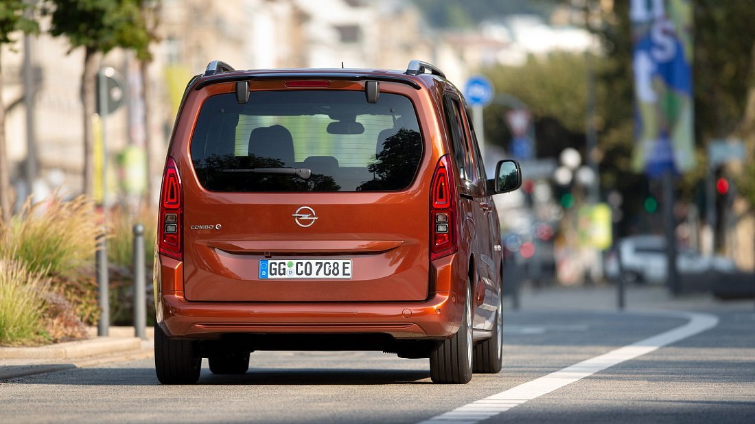Opel Combo Electric Life 50 kWh (2021-2024) вид сзади, задние фонари, багажник, спойлер, эмблема, бампер, экстерьер