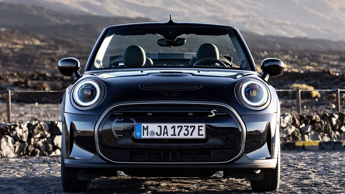 Mini Cooper SE Convertible (2023-2024) передняя часть, решетка радиатора, фары, бампер, экстерьер