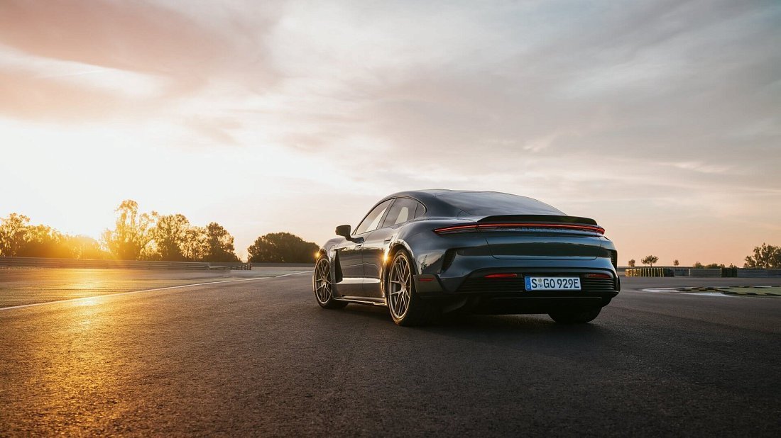 Porsche Taycan Turbo GT (2024-…) задняя часть в три четверти, вид в три четверти, диагональ, экстерьер