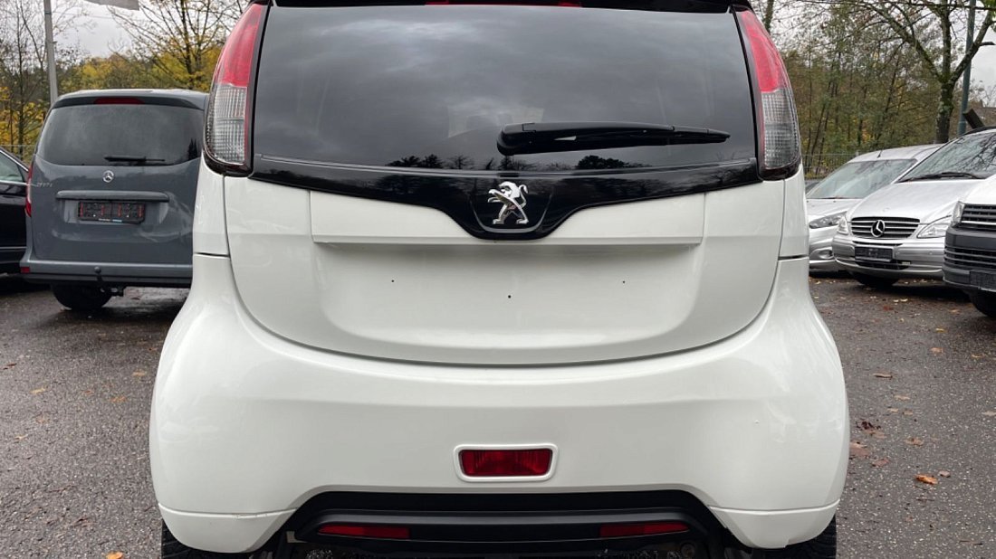 Фото Peugeot iOn Gen 1 (2010-2020) вид сзади, задние фонари