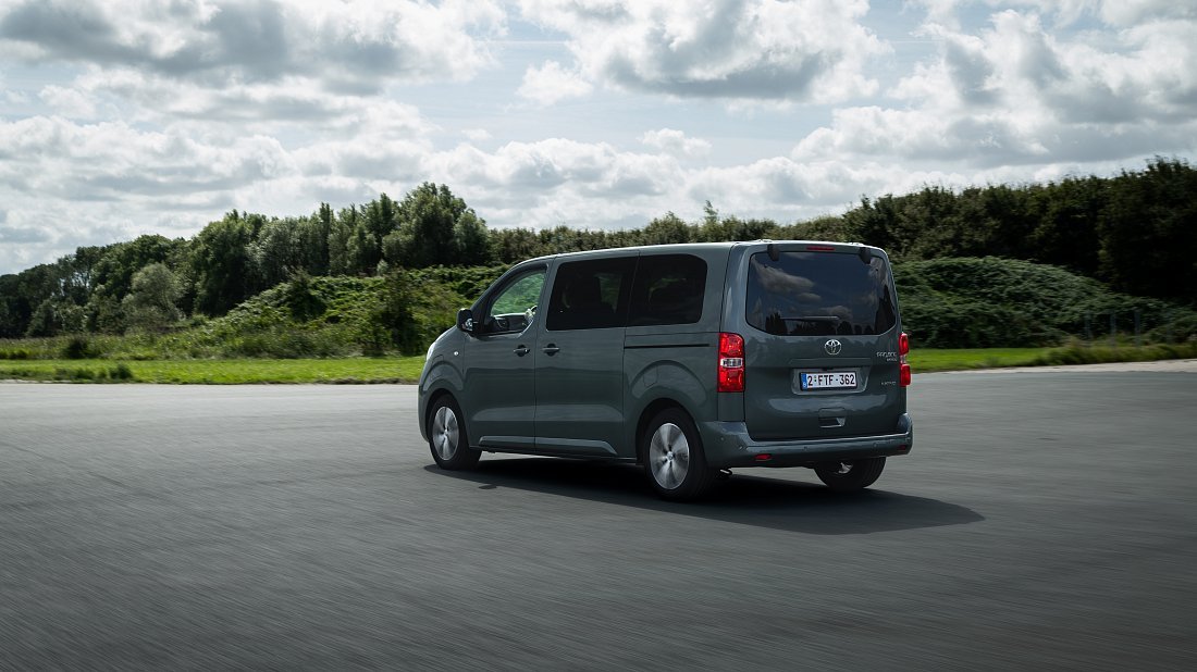 Toyota Proace Verso Electric L1 50 kWh (2024-...) задняя часть в три четверти, вид в три четверти, диагональ, экстерьер
