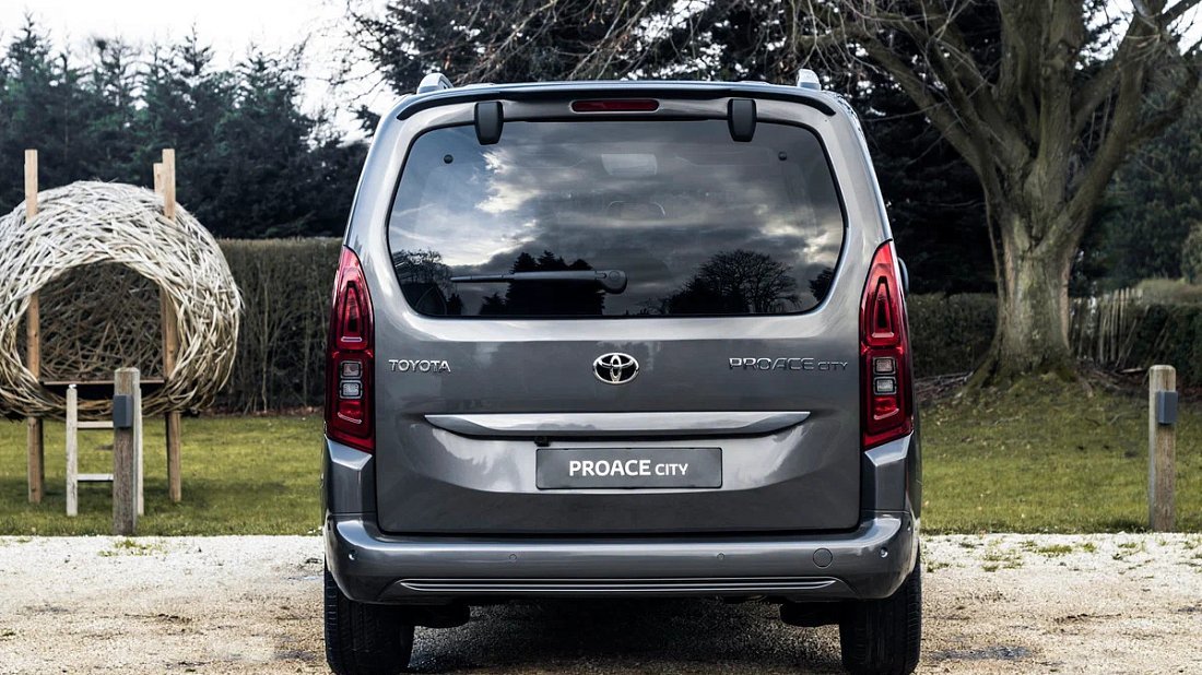 Toyota Proace City Verso Electric L2 50 kWh (2021-2024) вид сзади, задние фонари, багажник, спойлер, эмблема, бампер, экстерьер