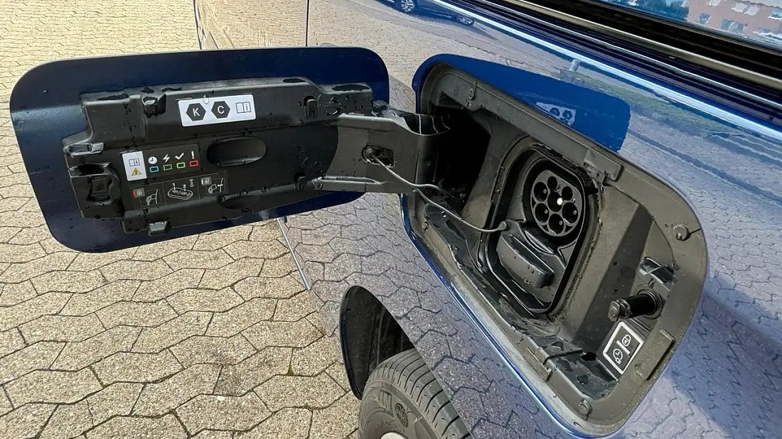 Фото Opel Combo Electric Life XL 52 kWh (2024-...) порт для зарядки (Европа)