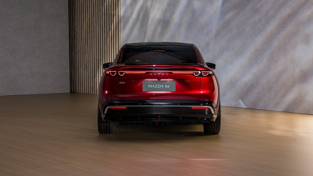 Mazda 6e Long Range (2025-…) вид сзади, задние фонари, багажник, спойлер, эмблема, бампер, экстерьер