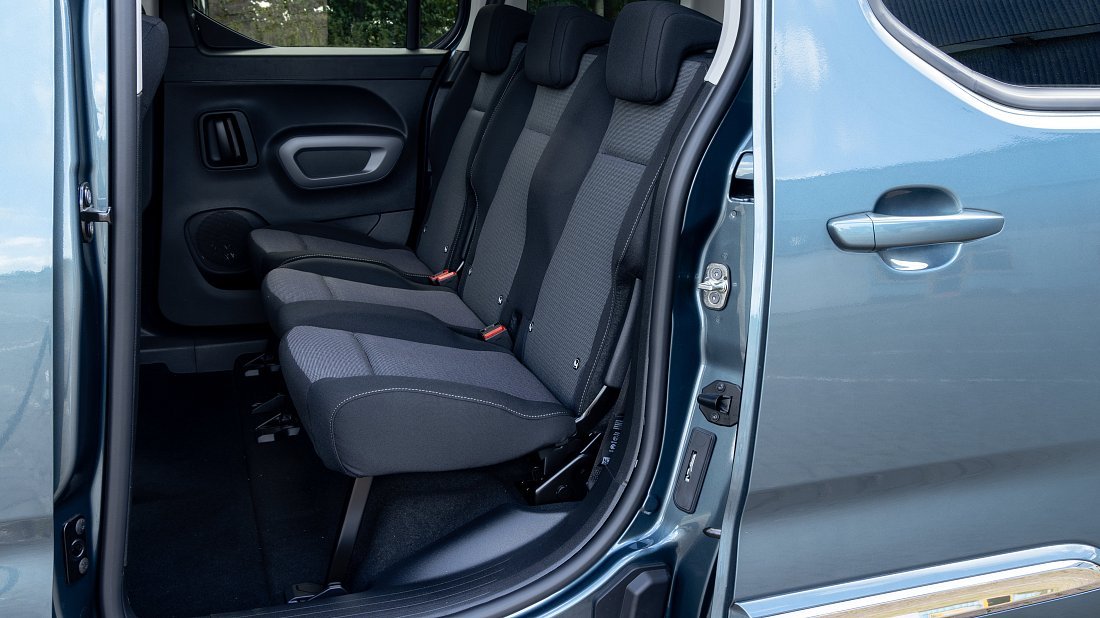 Фото Toyota Proace City Verso Electric L1 52 kWh (2024-...) задние и пассажирские сиденья