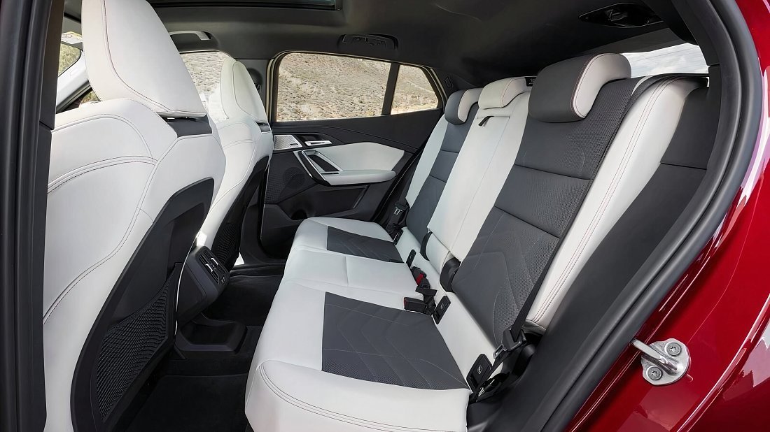 BMW iX2 eDrive20 (2024-…) задние сиденья, пассажирские сиденья, пространство для ног, пространство над головой, интерьер