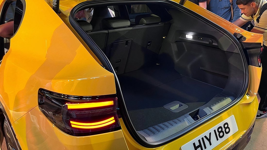 Ford Capri EV Extended Range RWD (2024-…) багажник, сиденья подняты, грузовое пространство, объем багажника, вместимость багажника, место для хранения