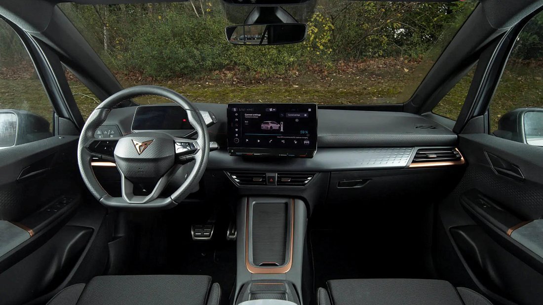 Cupra Born VZ (2024-…) интерьер, переднее сиденье, водительское сиденье, приборная панель, рулевое колесо, информационно-развлекательная система, кокпит