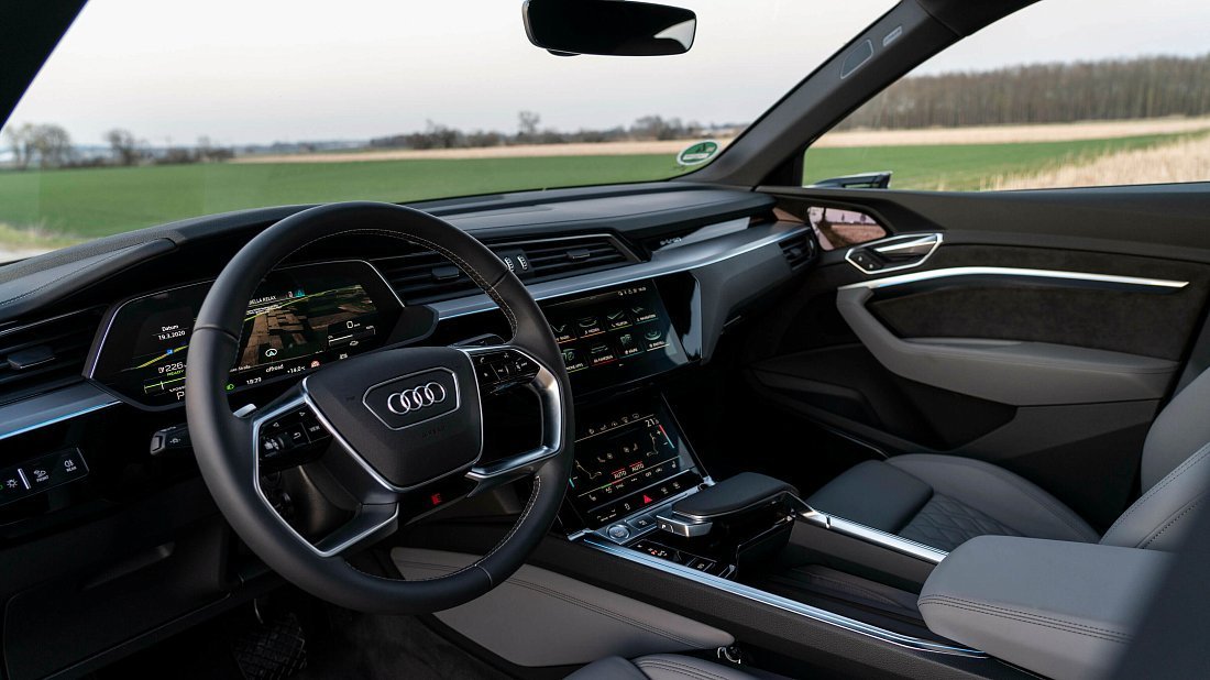 Audi e-tron Sportback 55 quattro (2020-2022) интерьер, переднее сиденье, водительское сиденье, приборная панель, рулевое колесо, информационно-развлекательная система, кокпит