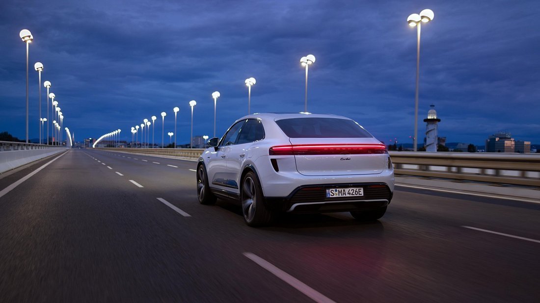 Porsche Macan Turbo Electric (2024-…) вид сзади, задние фонари, багажник, спойлер, эмблема, бампер, экстерьер