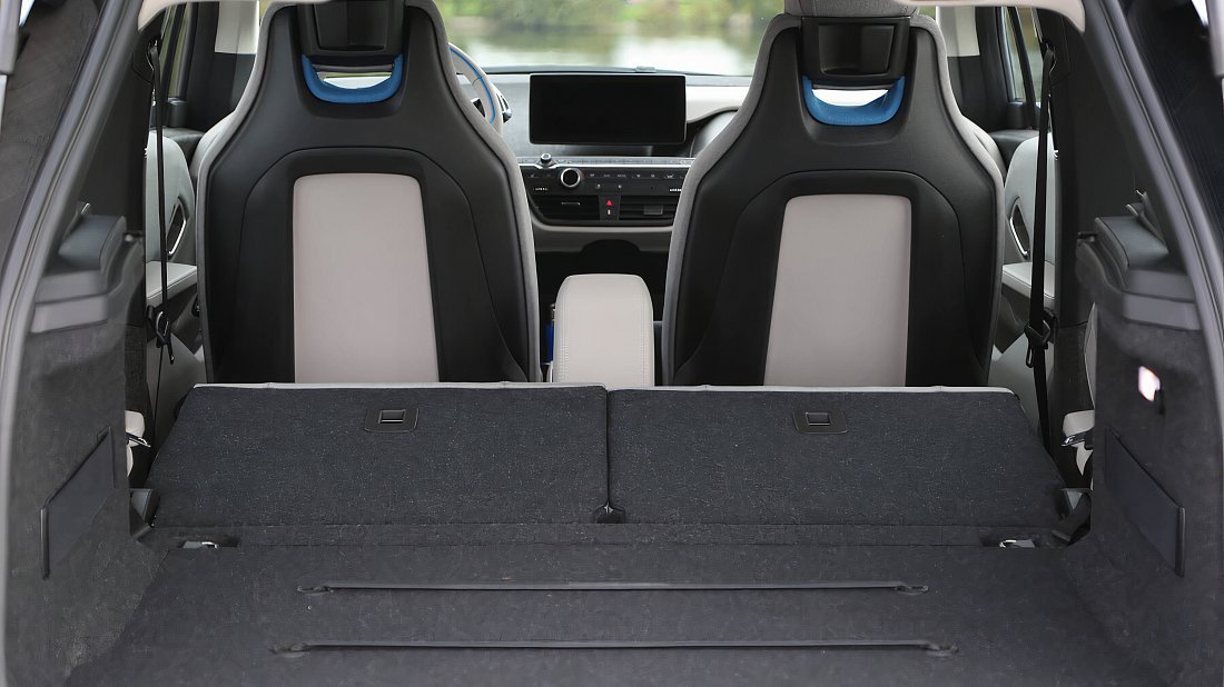 BMW i3 BEV 120 Ah (2018-2022) багажник, увеличенный объем, сиденья сложены, максимальный объем, максимальный груз, максимальная вместимость, максимальное пространство для хранения