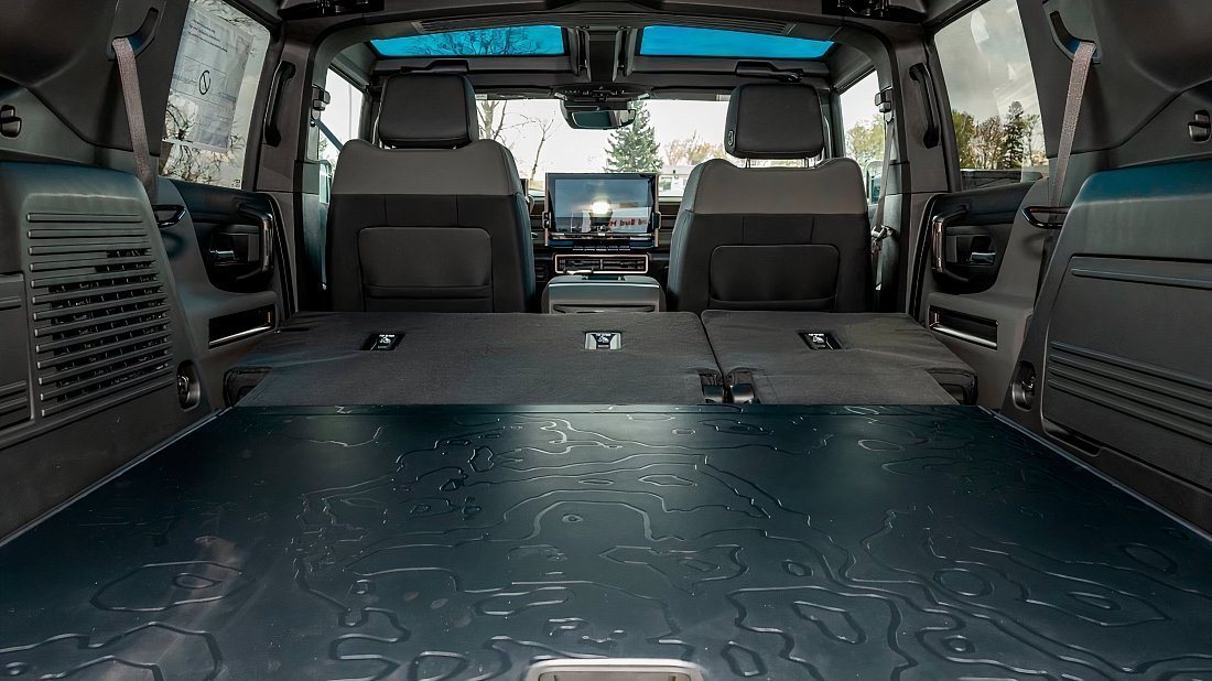 GMC Hummer EV SUV 3X (2023-…) багажник, увеличенный объем, сиденья сложены, максимальный объем, максимальный груз, максимальная вместимость, максимальное пространство для хранения