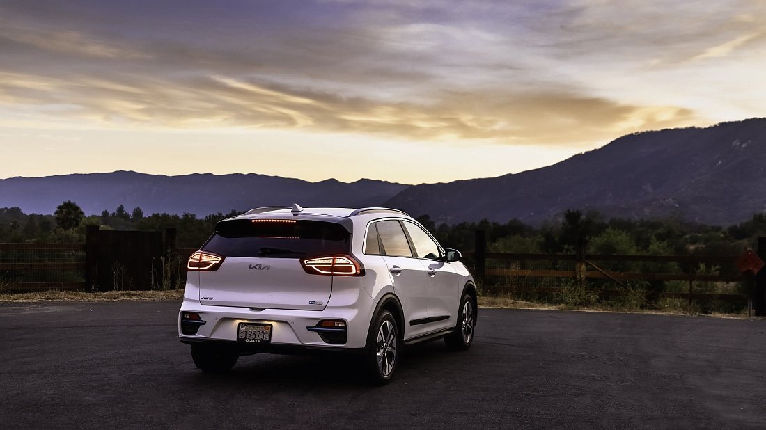 Kia Niro EV Standard Range (2019-2022) вид сзади, задние фонари, багажник, спойлер, эмблема, бампер, экстерьер