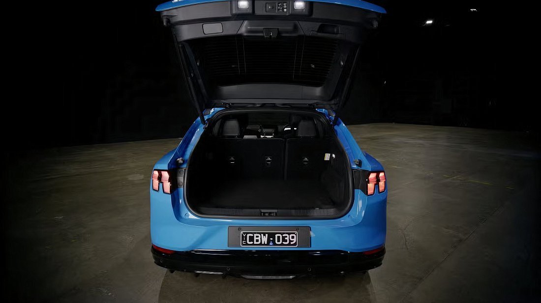 Ford Mustang Mach-E GT (2023-…) багажник, сиденья подняты, грузовое пространство, объем багажника, вместимость багажника, место для хранения