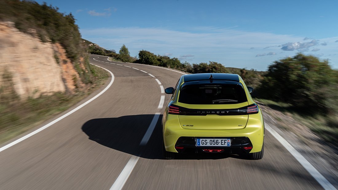 Peugeot e-208 51 kWh (2023-…) вид сзади, задние фонари, багажник, спойлер, эмблема, бампер, экстерьер