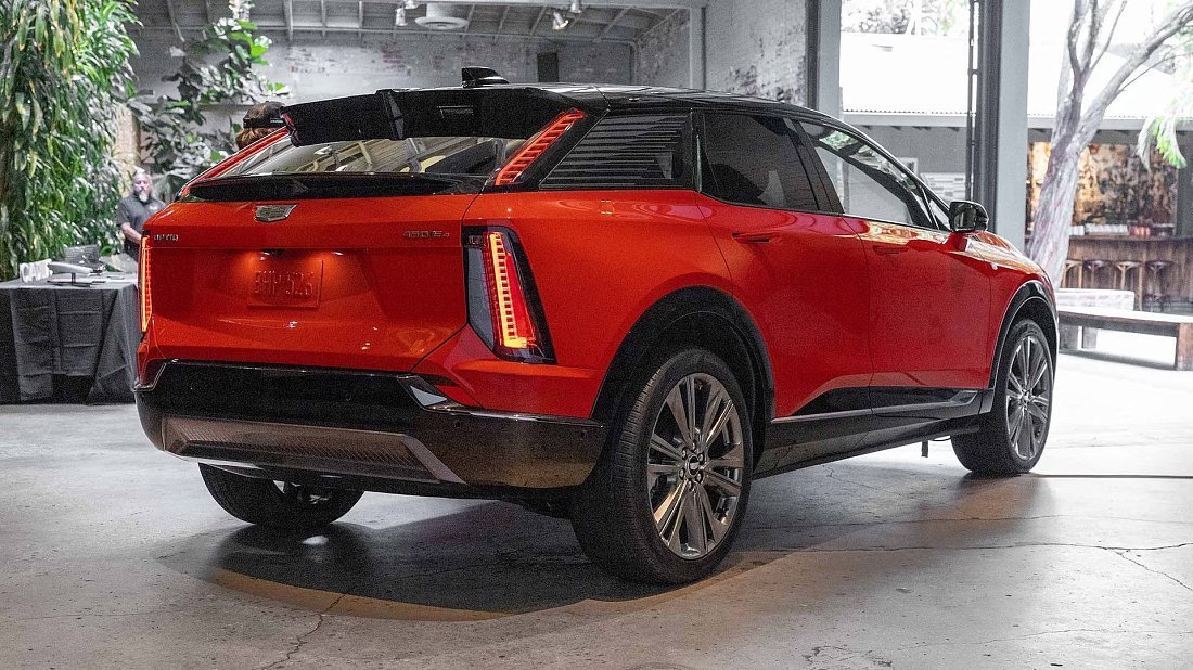 Cadillac Optiq AWD (2024-…) задняя часть в три четверти, вид в три четверти, диагональ, экстерьер