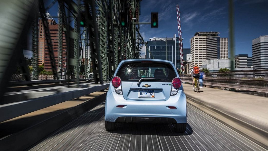 Chevrolet Spark EV 21 kWh (2013-2014) вид сзади, задние фонари, багажник, спойлер, эмблема, бампер, экстерьер