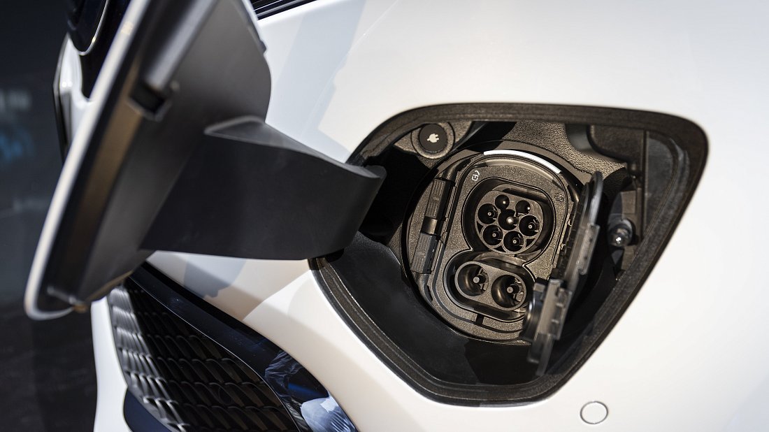 Фото Mercedes EQV 250 Long (2021-2024) порт для зарядки (Европа)