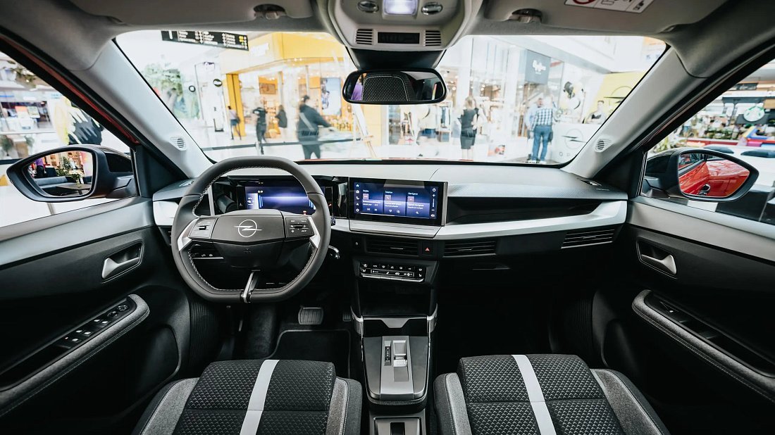 Opel Frontera Electric 44 kWh (2024-…) интерьер, переднее сиденье, водительское сиденье, приборная панель, рулевое колесо, информационно-развлекательная система, кокпит