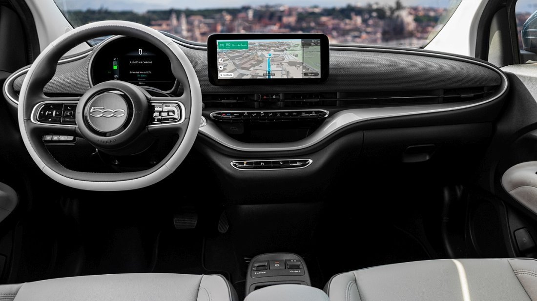Fiat 500e 3+1 42 kWh (2020-…) интерьер, переднее сиденье, водительское сиденье, приборная панель, рулевое колесо, информационно-развлекательная система, кокпит