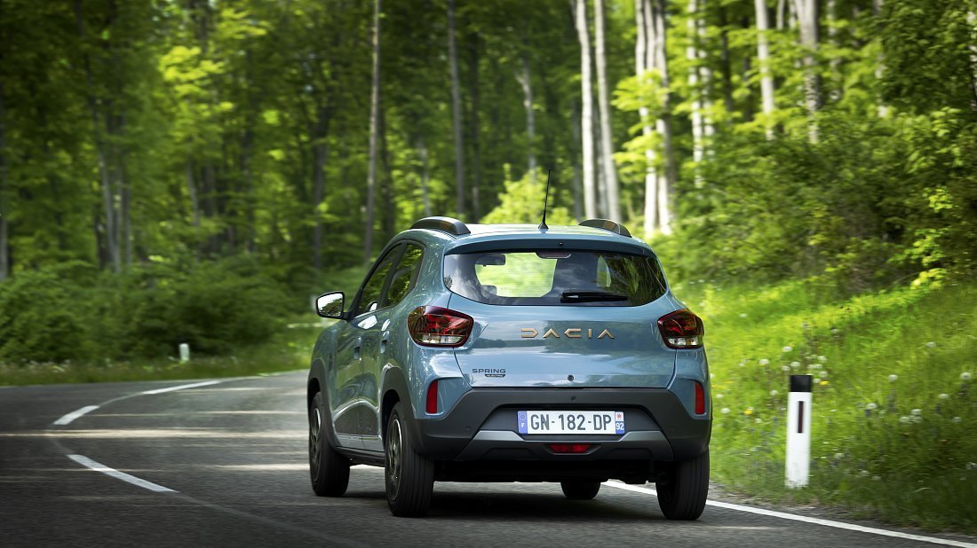 Dacia Spring Electric 65 (2023-2024) вид сзади, задние фонари, багажник, спойлер, эмблема, бампер, экстерьер