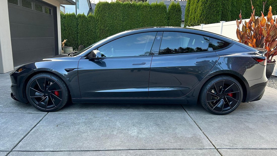Фото Tesla Model 3 Performance (2025-...) вид сбоку