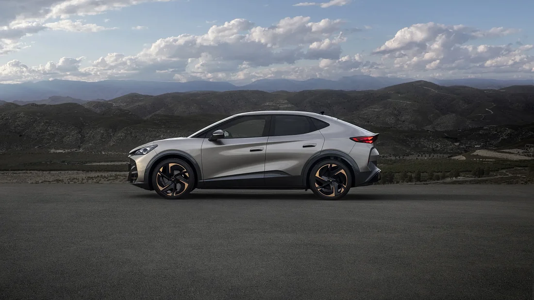 Cupra Tavascan VZ (2023-…) вид сбоку, силуэт, двери, колеса, экстерьер