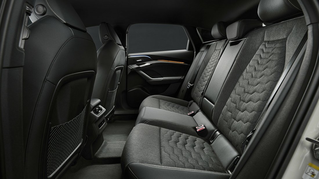 Audi A6 Sportback e-tron Performance (2024-…) задние сиденья, пассажирские сиденья, пространство для ног, пространство над головой, интерьер