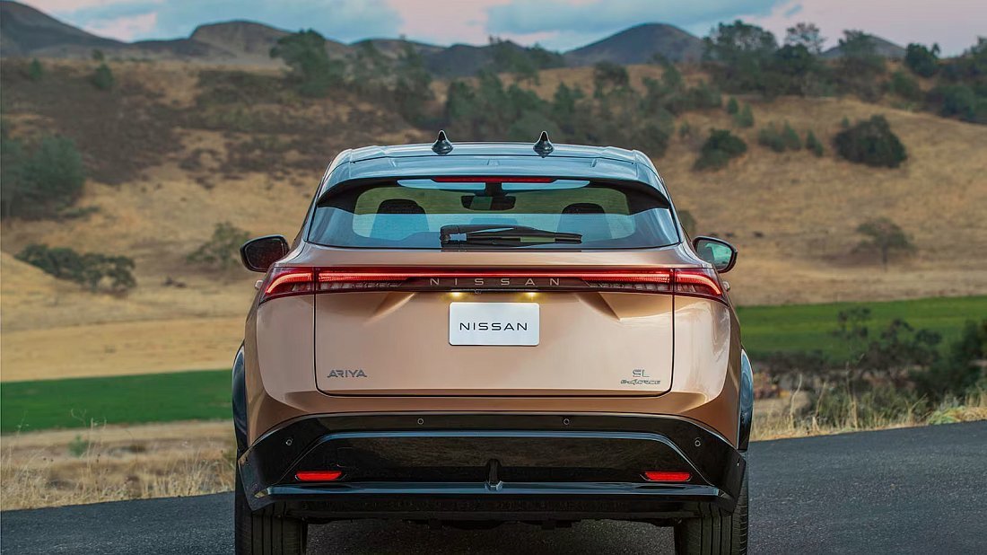Nissan Ariya 63 kWh e-4ORCE AWD (2021-…) вид сзади, задние фонари, багажник, спойлер, эмблема, бампер, экстерьер