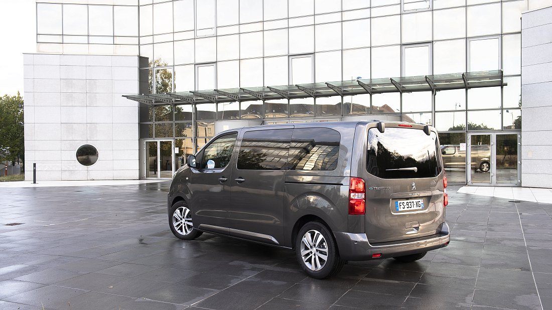 Peugeot e-Traveller Standard 50 kWh (2020-2024) задняя часть в три четверти, вид в три четверти, диагональ, экстерьер