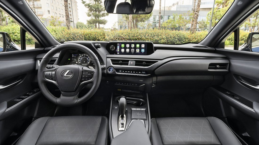 Lexus UX 300e (2023-…) интерьер, переднее сиденье, водительское сиденье, приборная панель, рулевое колесо, информационно-развлекательная система, кокпит