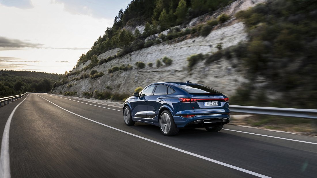 Audi SQ6 Sportback e-tron (2025-…) вид сзади, задние фонари, багажник, спойлер, эмблема, бампер, экстерьер