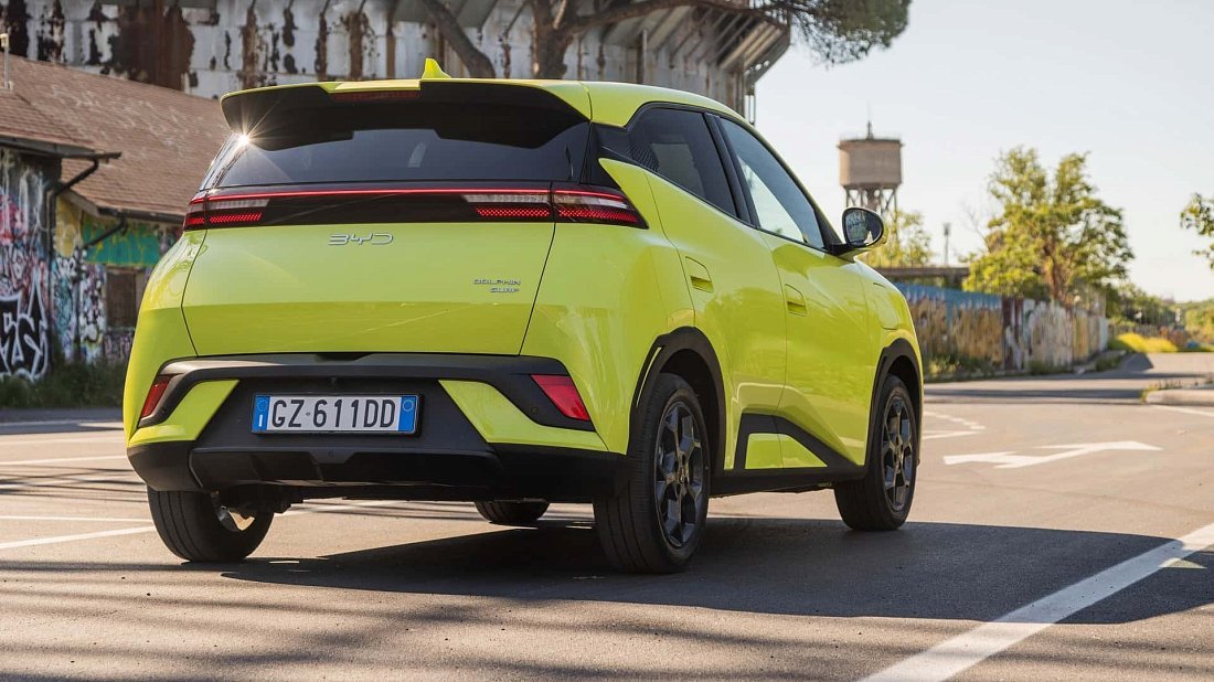 BYD Dolphin Surf Comfort (2025-…) задняя часть в три четверти, вид в три четверти, диагональ, экстерьер