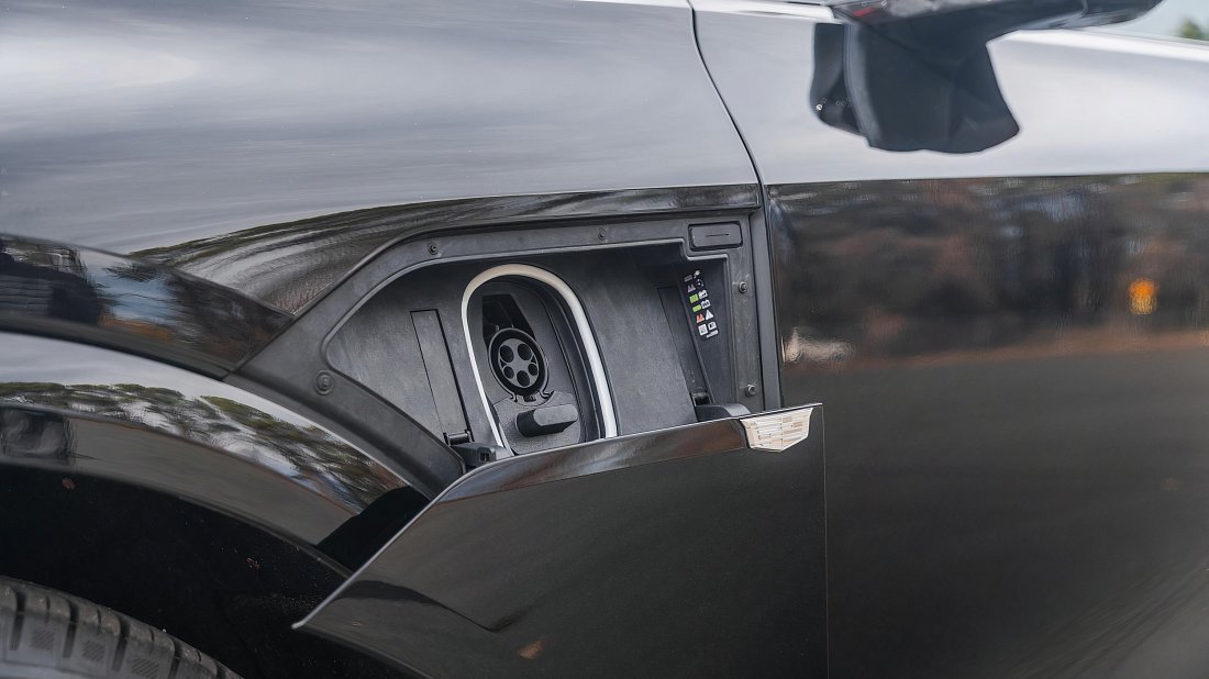 Фото Cadillac Lyriq AWD (2022-…) порт для зарядки (США)