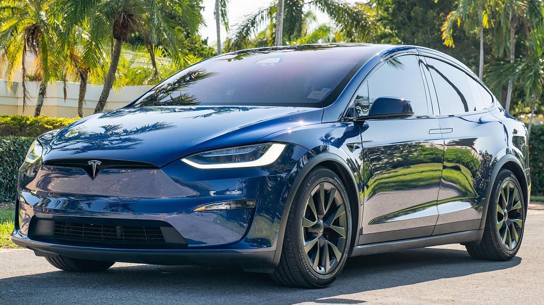 Tesla Model X Dual Motor (2025-…) вид спереди, передняя часть в три четверти, диагональ, экстерьер