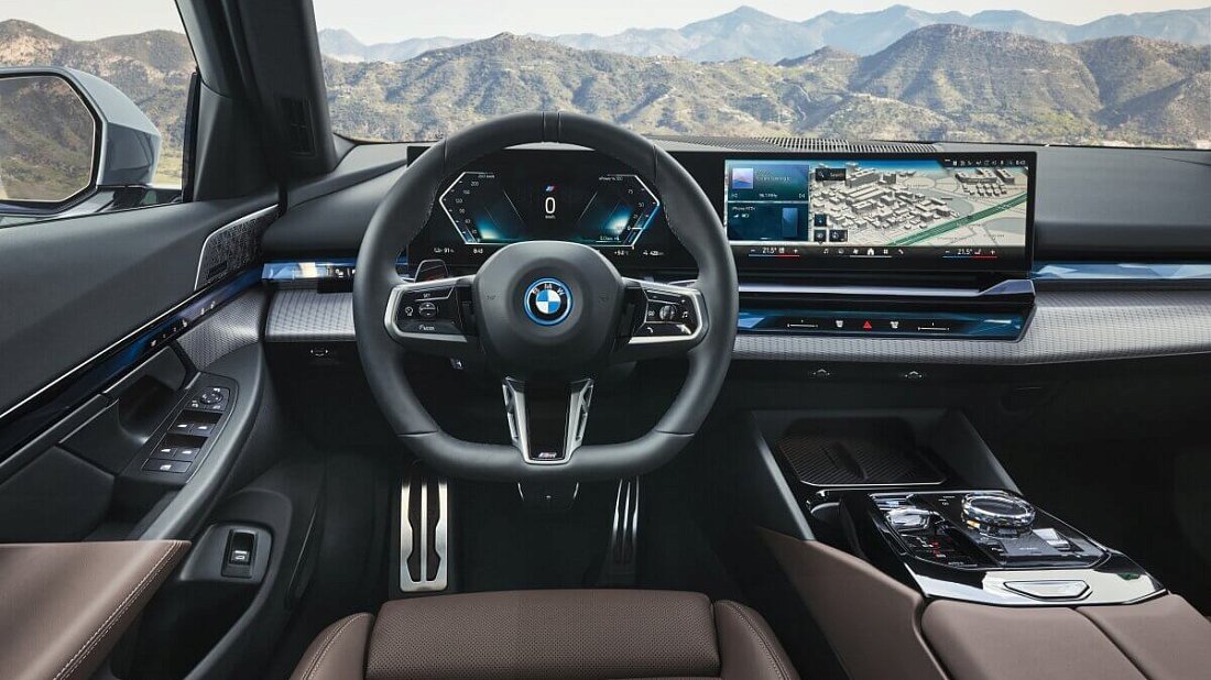 BMW i5 M60 xDrive (2025-…) интерьер, переднее сиденье, водительское сиденье, приборная панель, рулевое колесо, информационно-развлекательная система, кокпит