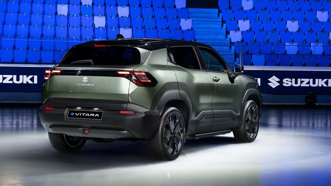 Фото Suzuki e Vitara 61 kWh FWD (2025-…) задняя часть под углом