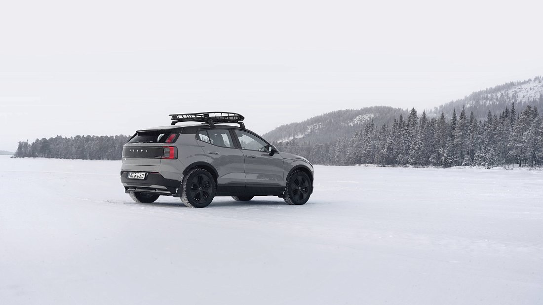Volvo EX30 Cross Country (2025-…) задняя часть в три четверти, вид в три четверти, диагональ, экстерьер