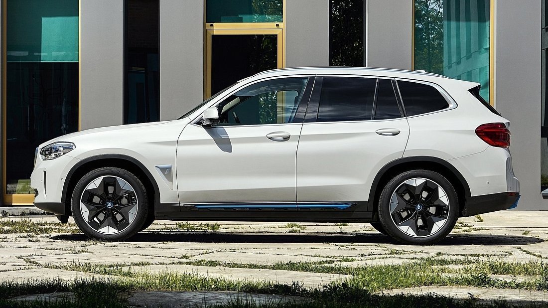 BMW iX3 Gen 1 (2020-2021) вид сбоку, силуэт, двери, колеса, экстерьер