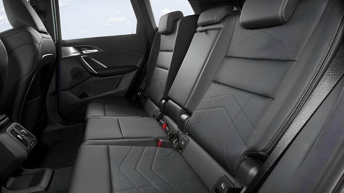 BMW iX1 eDrive20 (2023-…) задние сиденья, пассажирские сиденья, пространство для ног, пространство над головой, интерьер