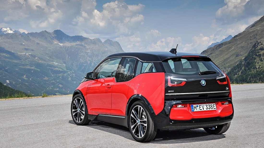 BMW i3s BEV 120 Ah (2018-2022) задняя часть в три четверти, вид в три четверти, диагональ, экстерьер