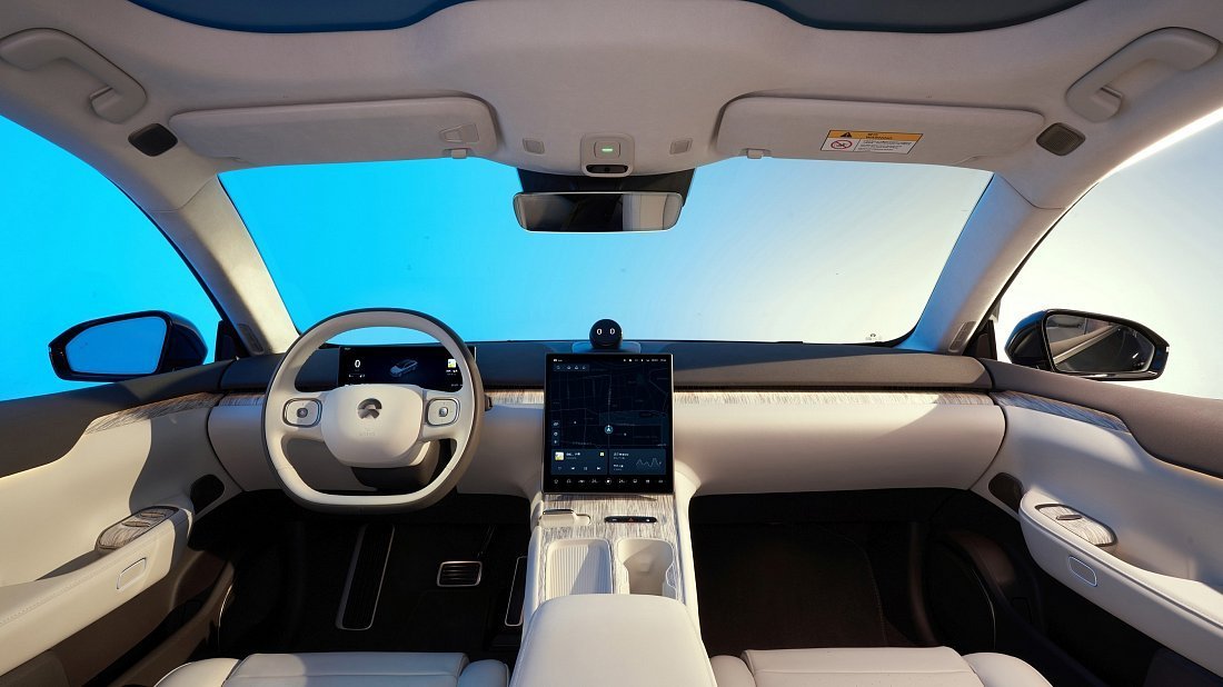 NIO ET7 Standard Range (2022-…) интерьер, переднее сиденье, водительское сиденье, приборная панель, рулевое колесо, информационно-развлекательная система, кокпит
