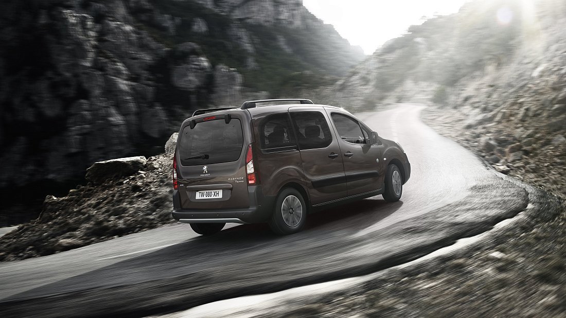 Peugeot Partner Tepee Electric (2017-2020) задняя часть в три четверти, вид в три четверти, диагональ, экстерьер