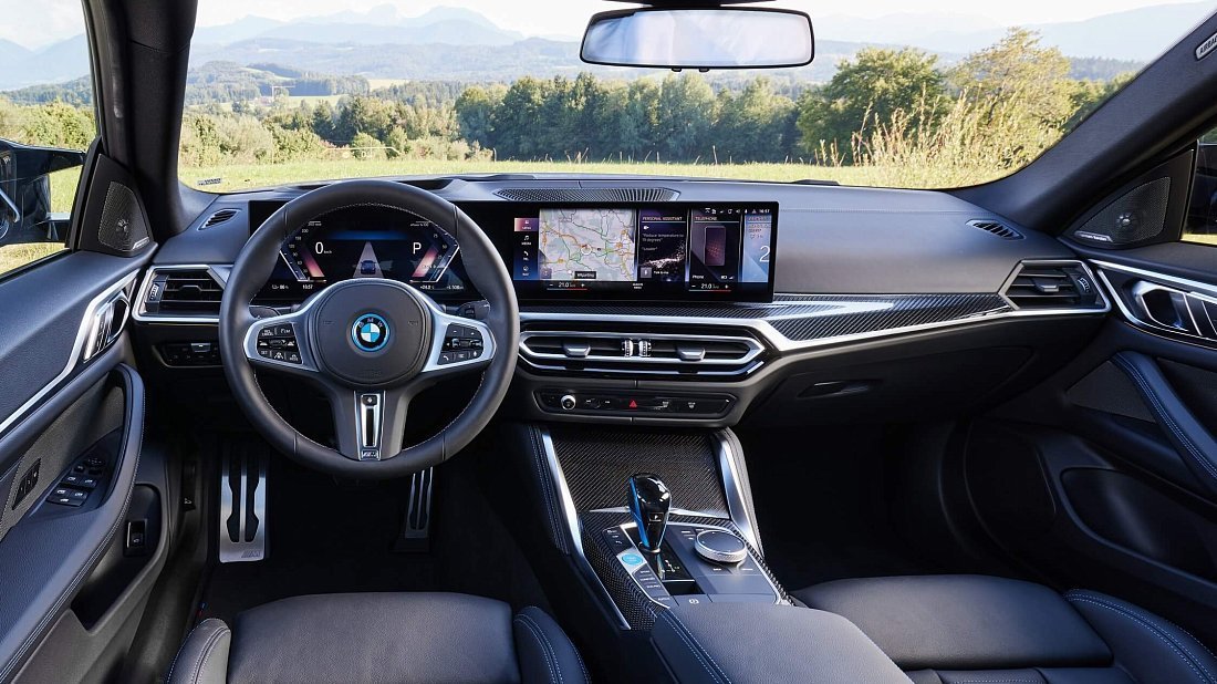 BMW i4 M50 (2021-2024) интерьер, переднее сиденье, водительское сиденье, приборная панель, рулевое колесо, информационно-развлекательная система, кокпит