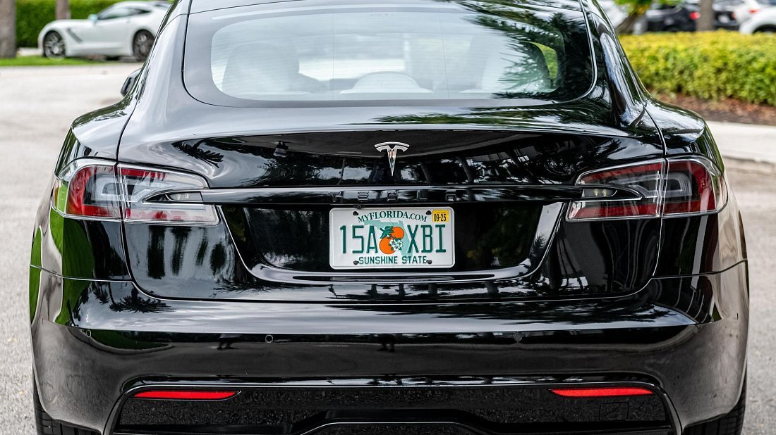 Tesla Model S Dual Motor (2021-…) вид сзади, задние фонари, багажник, спойлер, эмблема, бампер, экстерьер