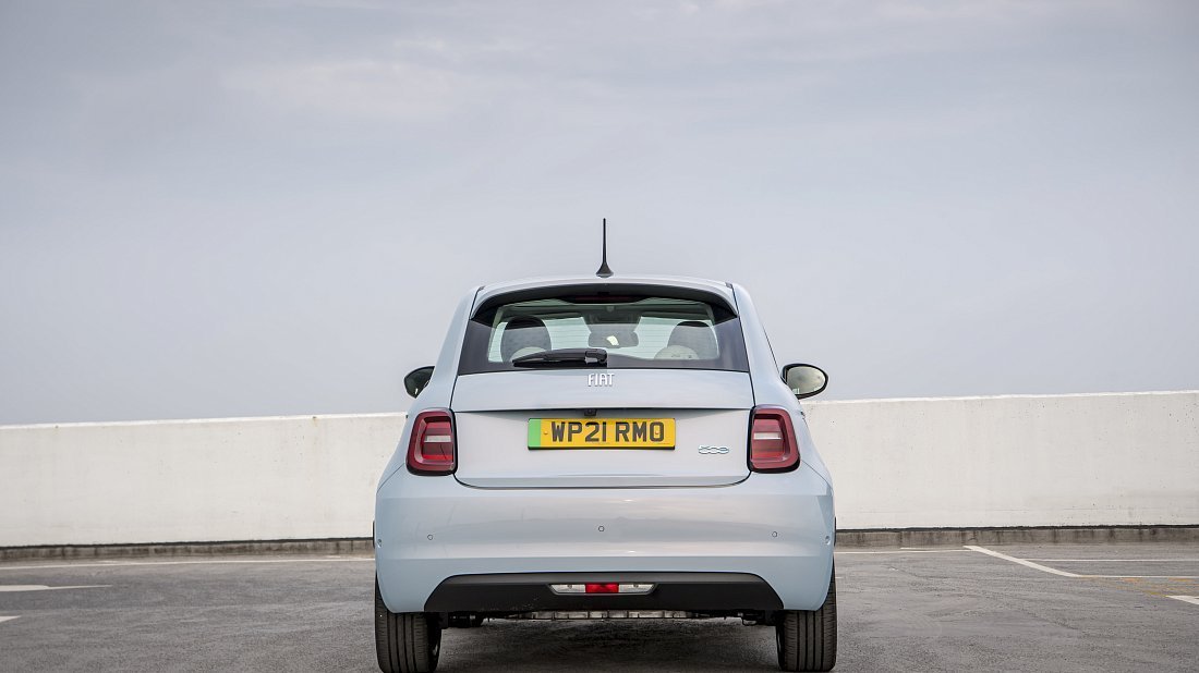 Fiat 500e Hatchback 24 kWh (2020-…) вид сзади, задние фонари, багажник, спойлер, эмблема, бампер, экстерьер