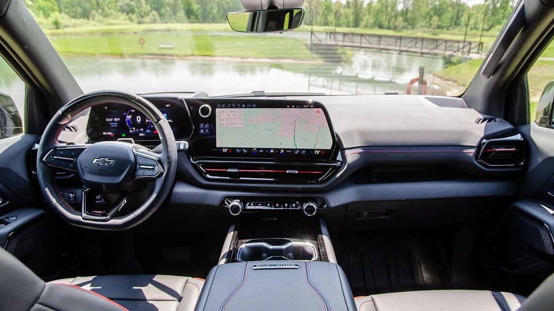 Chevrolet Silverado EV LT Extended Range (2025-…) интерьер, переднее сиденье, водительское сиденье, приборная панель, рулевое колесо, информационно-развлекательная система, кокпит
