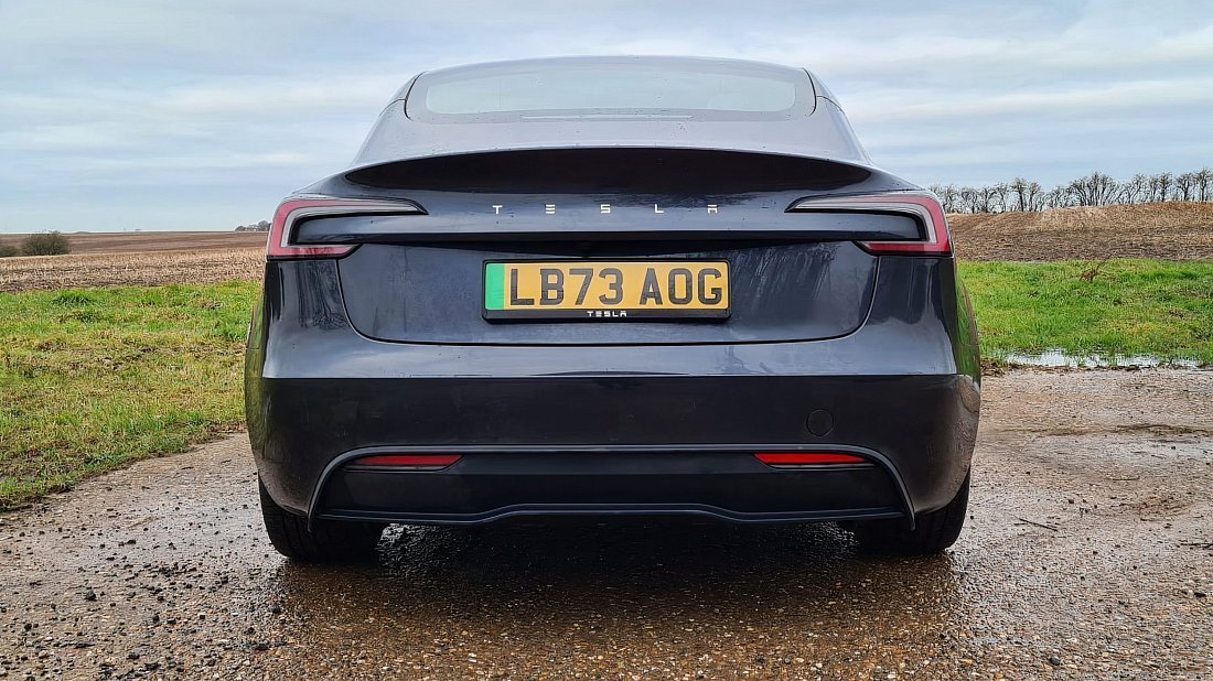 Tesla Model 3 RWD (2023-…) вид сзади, задние фонари, багажник, спойлер, эмблема, бампер, экстерьер