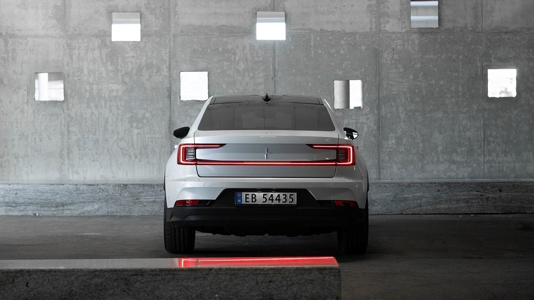 Polestar 2 Standard Range Single Motor (2022-2023) вид сзади, задние фонари, багажник, спойлер, эмблема, бампер, экстерьер